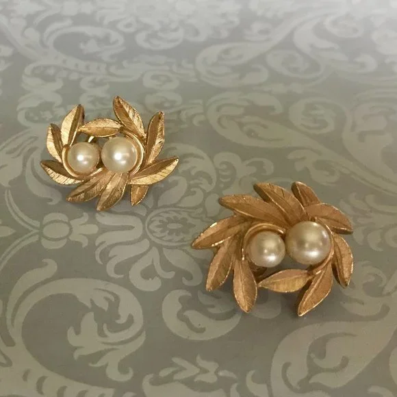 Vintage 1971 Avon Evening Creation Earrings - Picture 3 of 8